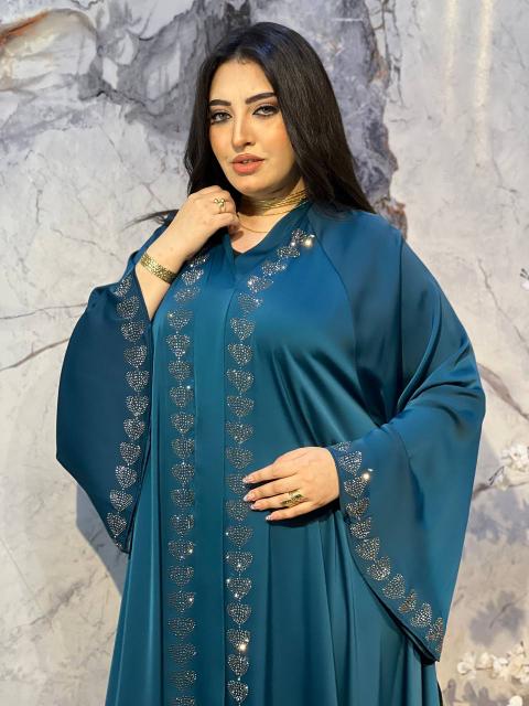 Abaya en Soie Satinée – Broderie Cœur & Strass Étincelants