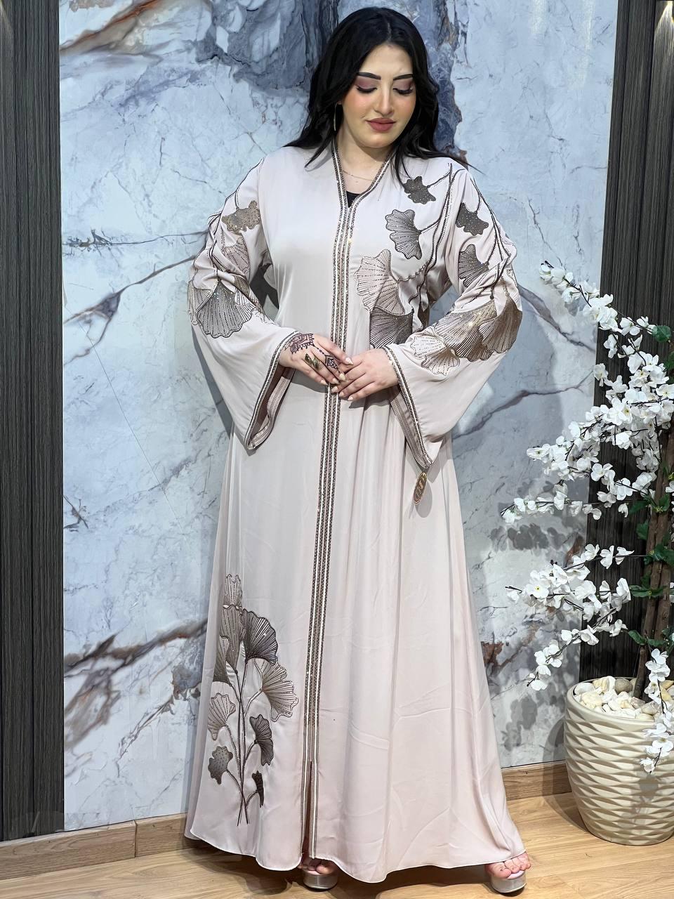 Abaya en Soie Satinée – Élégance Florale et Sobriété Raffinée
