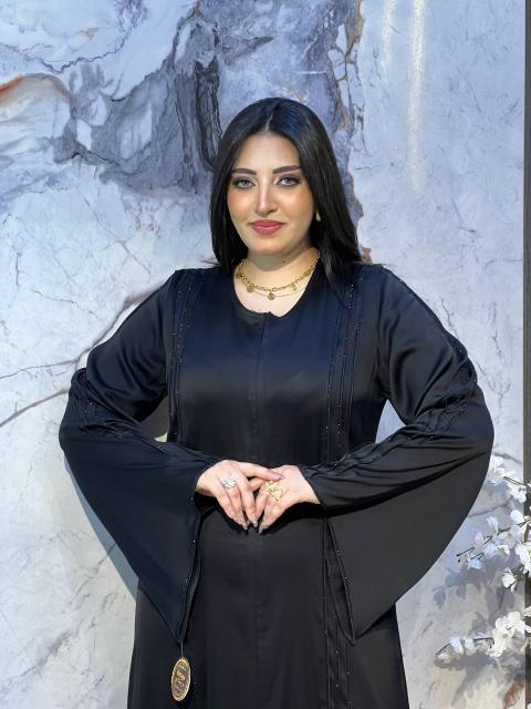 Abaya Noire Élégance Satinée – Sobriété Luxe et Raffinement Discret