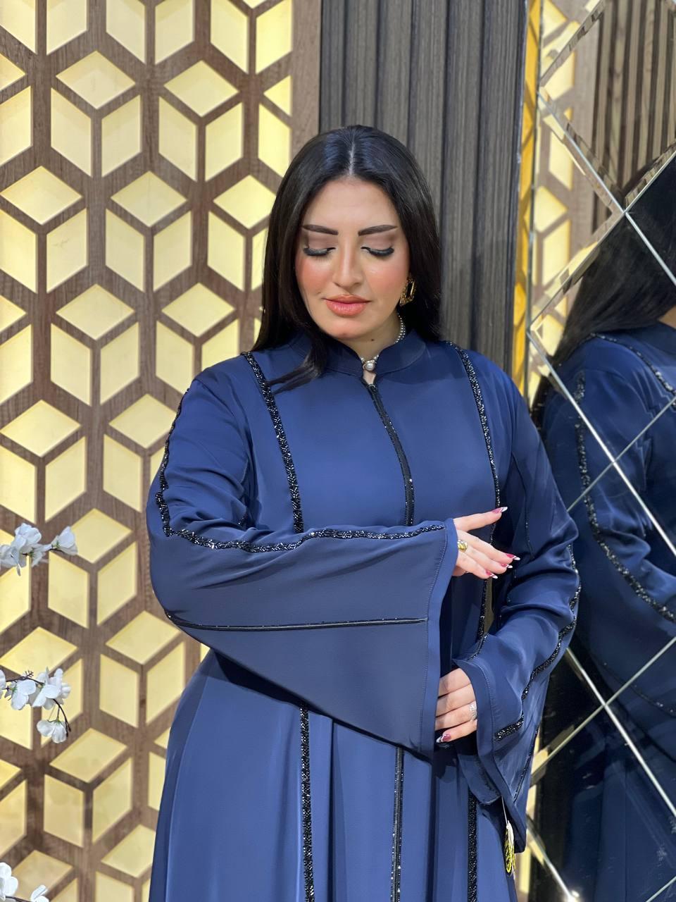 Abaya en Soie avec Strass Noirs Avant, Arrière & Manches