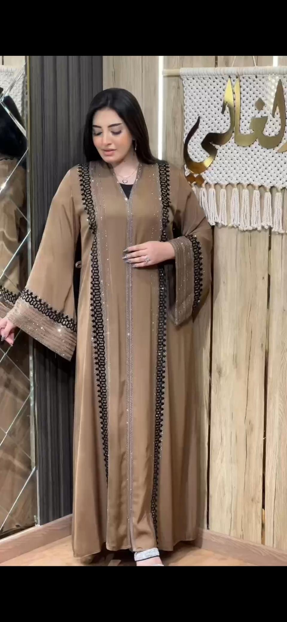 Abaya en Soie Cappuccino – Élégance & Chaleur Intemporelle