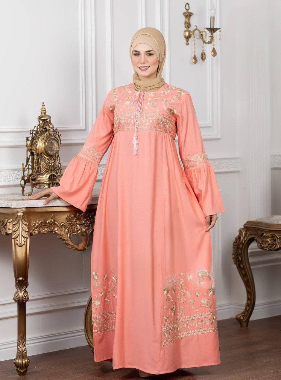 Abaya en Coton Pêche avec Broderies Dorées – Élégance & Confort