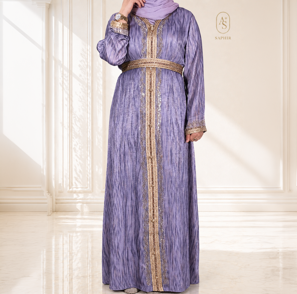 Caftan violet en soie satinée – Broderies dorées