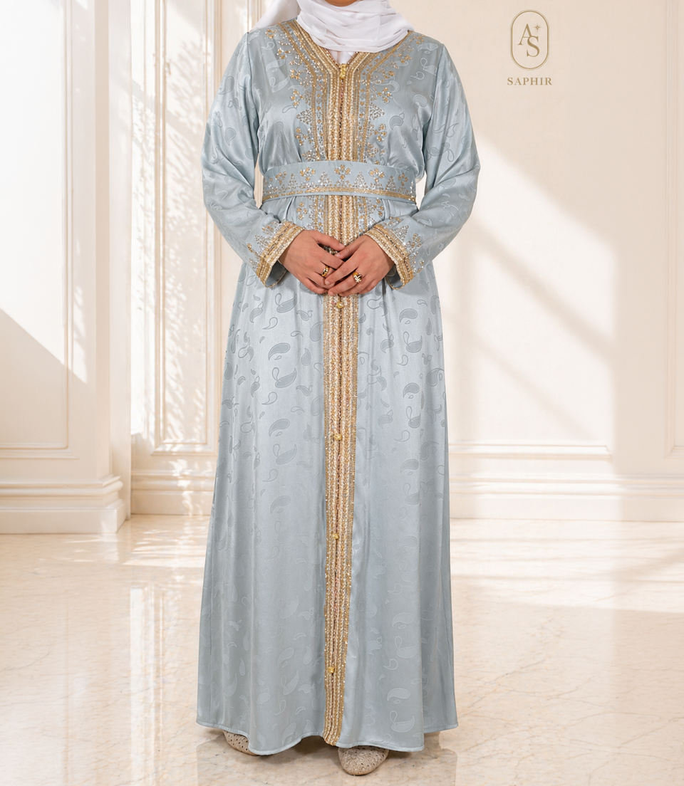 Caftan en crêpe de soie à strass dorés – Vert d’eau