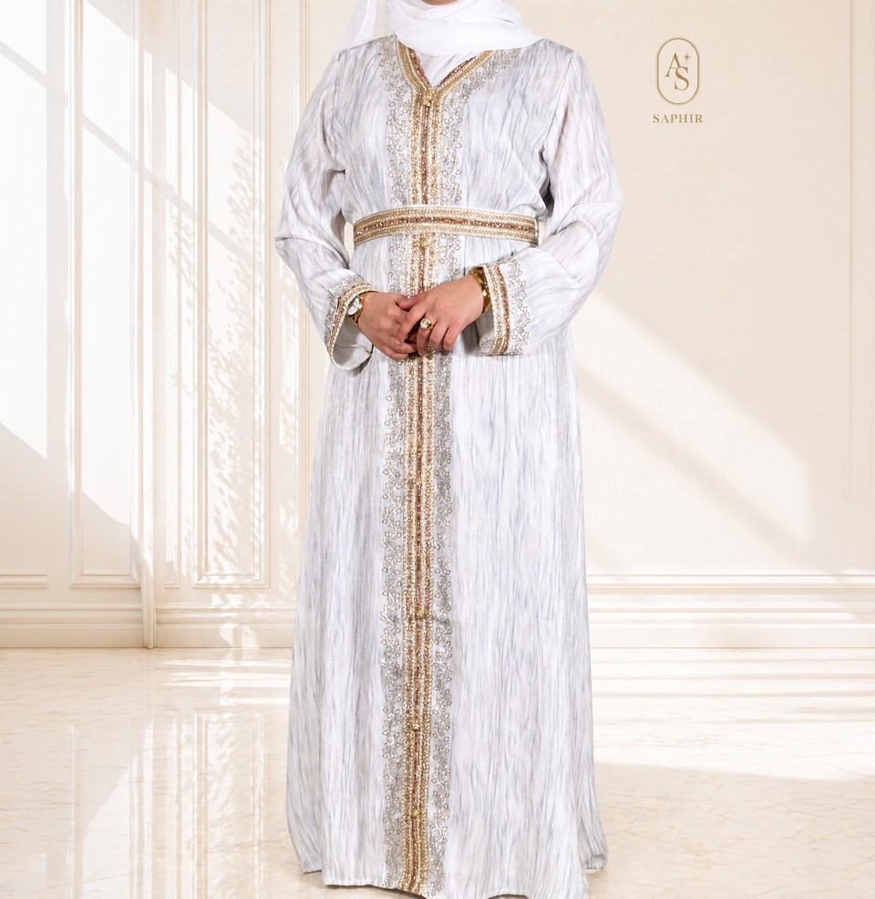 Caftan blanc en soie satinée – Broderies dorée