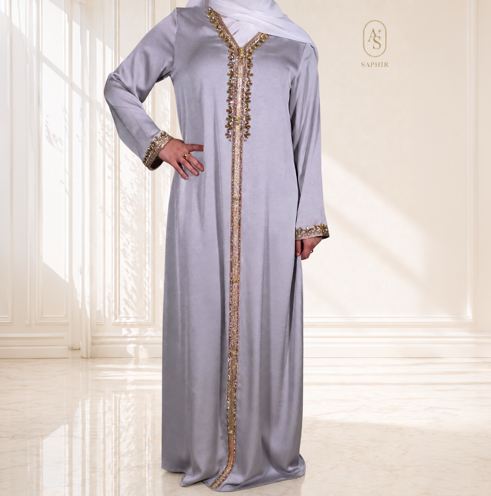 Caftan gris perle élégant – Soie satinée & détails dorés premium