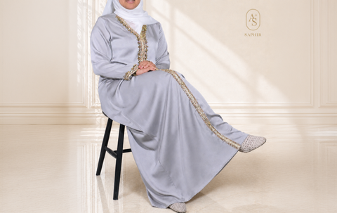 Caftan gris perle élégant – Soie satinée & détails dorés premium