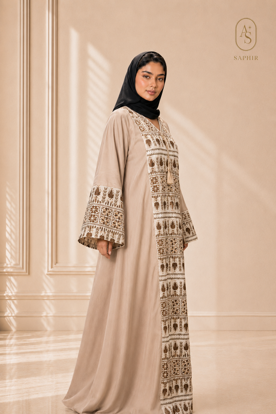 Abaya Nefertari Beige en Lin – Broderies Égyptiennes